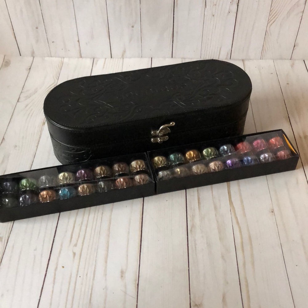 Younique kit with eye shadows